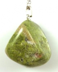Epidot jaspis přívěšek tromlovaný kámen