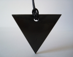 Šungitový přívěšek trojúhelník 40 mm