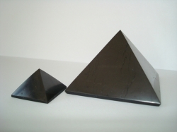 Šungitová pyramida leštěná 3x3 a 7x7 cm