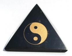 Šungitová pyramida Jin-jang 6 cm