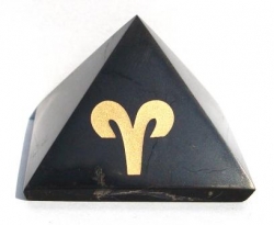 Šungitová pyramida se znamením Beran