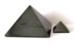 Šungitová pyramida leštěná