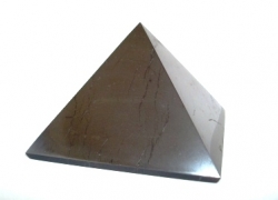 Šungitová pyramida leštěná 9x9 cm