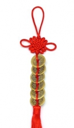 Šest mincí na šňůře s nekonečným uzlem