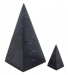 Šungitová pyramida leštěná 9 cm