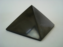 Šungitová pyramida leštěná 4 x 4 cm