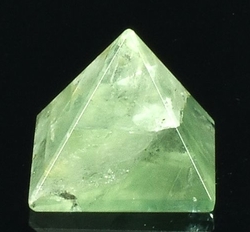 Fluoritová pyramida 23 x 23 mm