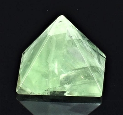 Fluoritová pyramida 23 x 23 mm