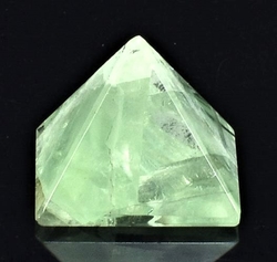Fluoritová pyramida 23 x 23 mm