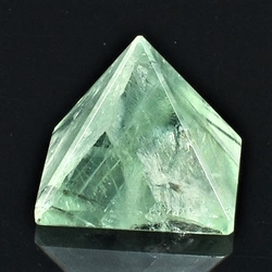 Fluoritová pyramida 23 x 23 mm