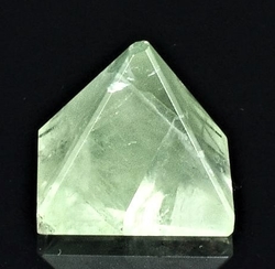 Fluoritová pyramida 22 x 22 mm