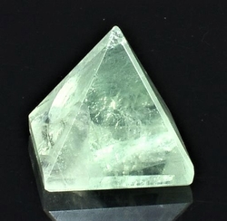 Fluoritová pyramida 19 x 19 mm