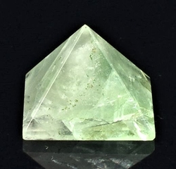 Fluoritová pyramida 26 x 26 mm