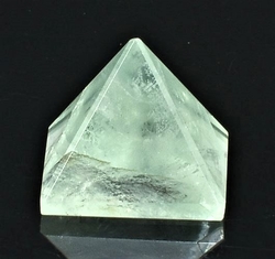 Fluoritová pyramida 22 x 22 mm