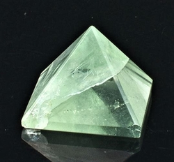 Fluoritová pyramida 22 x 22 mm