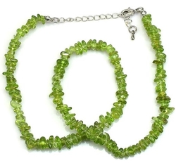 Olivín náhrdelník z tromlovaných kamenů s řetízkem