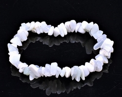Opal bily