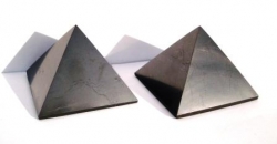 Šungitová pyramida leštěná 4x4 cm (2ks)