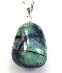 Smaragd přívěšek kamínek