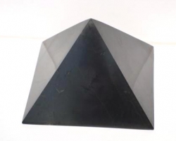 Šungitová pyramida leštěná 15x15 cm