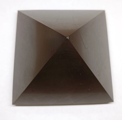Šungitová pyramida leštěná 8x8 cm - SLEVA 1