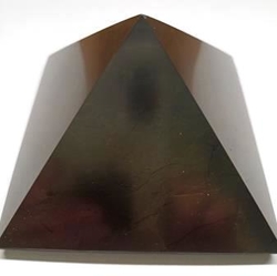 Šungitová pyramida leštěná 8x8 cm - SLEVA 1