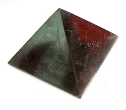 Šungitová pyramida leštěná ve slevě
