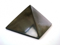 Šungitová pyramida leštěná 4x4 cm