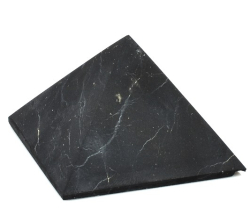 Šungitová pyramida neleštěná 5x5 cm - SLEVA