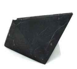Šungitová pyramida neleštěná 5x5 cm - SLEVA