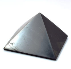 Šungitová pyramida leštěná 6x6 cm - B kvalita
