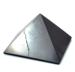 Šungitová pyramida leštěná 6x6 cm - B kvanita