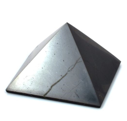 Šungitová pyramida leštěná 6x6 cm - B kvanita