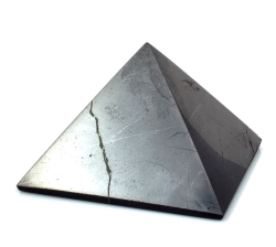 Šungitová pyramida leštěná 6x6 cm - B kvanita