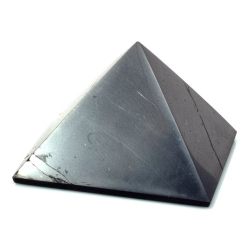 Šungitová pyramida leštěná 6x6 cm - B kvanita
