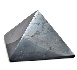 Šungitová pyramida leštěná 9 cm B kvalita