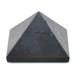 Šungitová pyramida leštěná 9x9 cm B kvalita