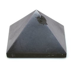 Šungitová pyramida leštěná 7 cm B kvalita