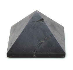 Šungitová pyramida leštěná 9x9 cm B kvalita