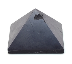 Šungitová pyramida leštěná 9x9 cm - SLEVA