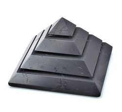 Šungitová pyramida vyřezávaná 7 cm