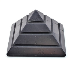 Šungitová pyramida vyřezávaná 7cm