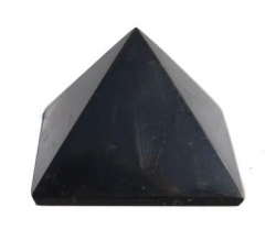 Šungitová pyramida leštěná 3x3 cm