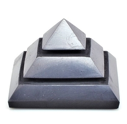 Šungitová pyramida vyřezávaná 5 cm