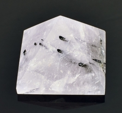 kristal s turmalinem