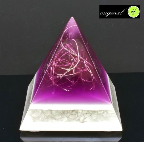 Pyramidová lampa Spirit s křišťálem - USB