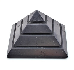 Šungitová pyramida vyřezávaná 7 cm